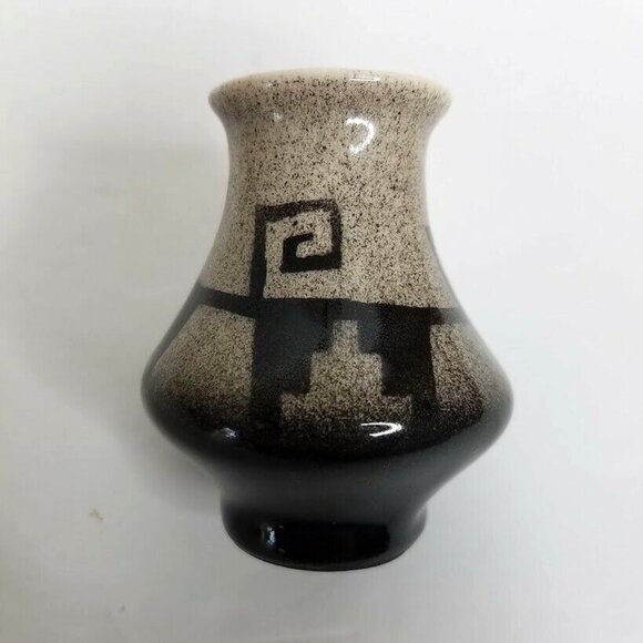 Handcrafted 1987 Native American-Inspired Pottery Vase With Geometric Design - Picture 4 of 7